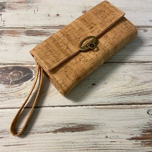 Cork Clutch Wallet, NCW, embrague de mujer, billetera grande, billetera de pulsera, billetera de acordeón, bolsos emmaline, NCW, billetera vegana, cuero vegano