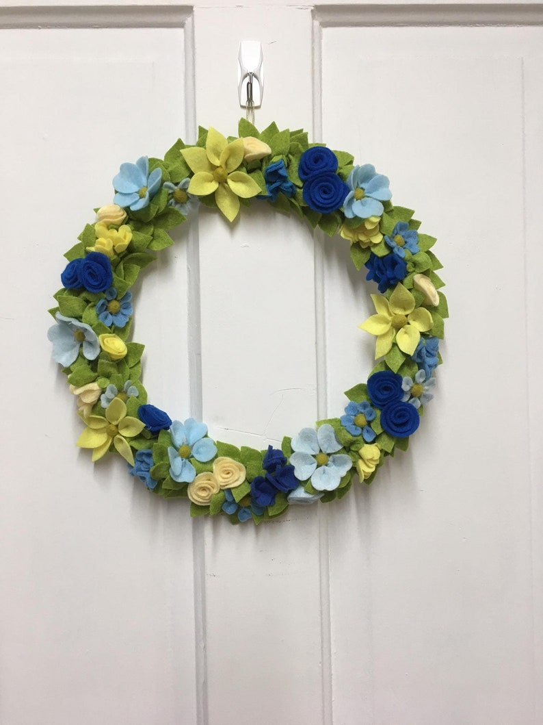 Blue and Yellow Felt Flower Wreath, Spring Wreath, Housewarming bild 1