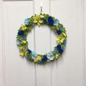 Blue and Yellow Felt Flower Wreath, Spring Wreath, Housewarming bild 2