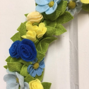 Blue and Yellow Felt Flower Wreath, Spring Wreath, Housewarming bild 3