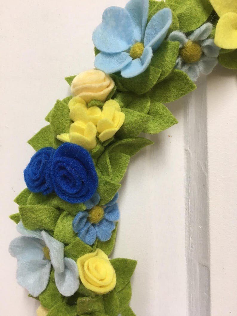 Blue and Yellow Felt Flower Wreath, Spring Wreath, Housewarming bild 3