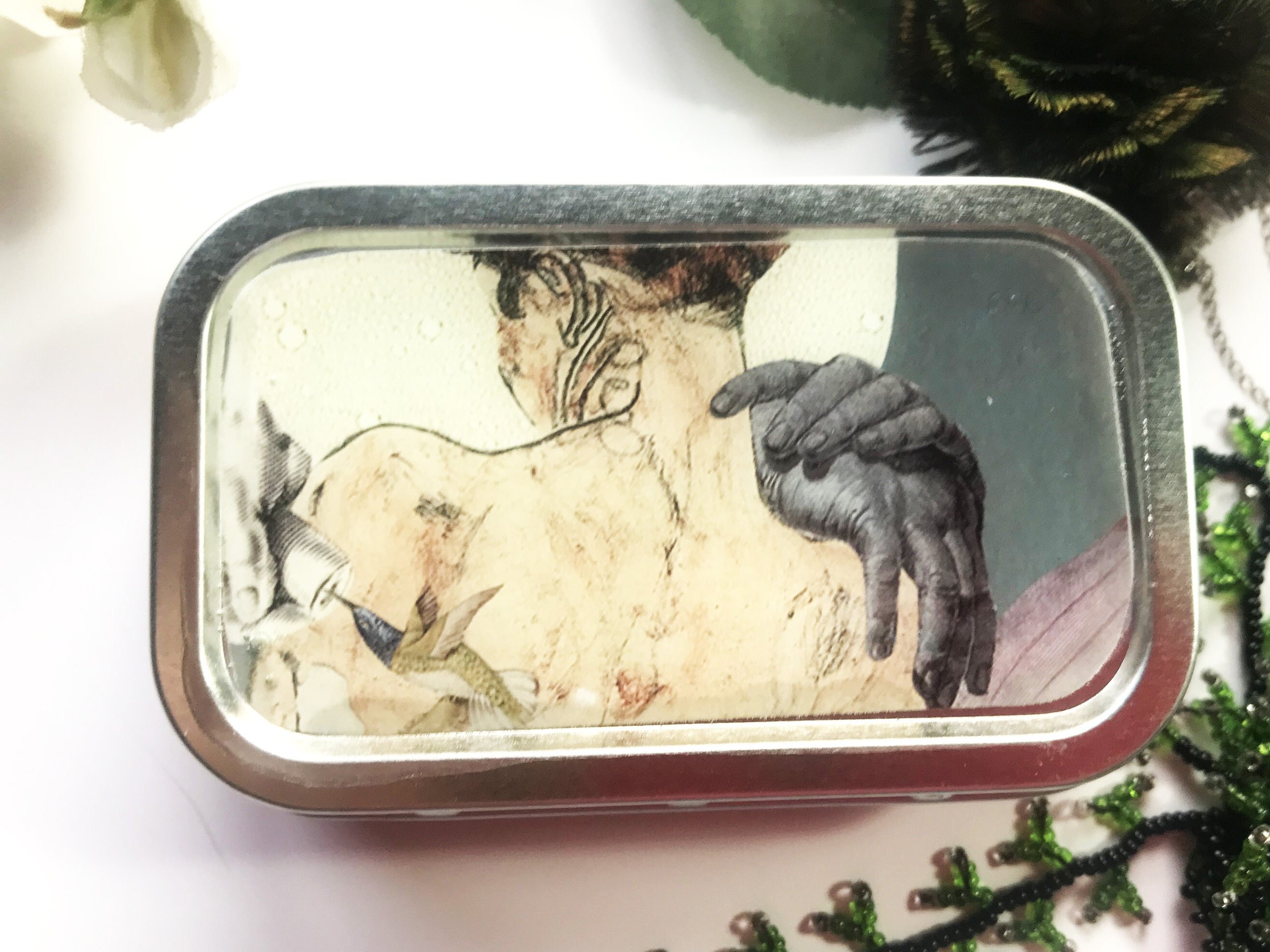 Boite à Secrets Féminins, Une Femme Nue de Dos Ailée, Collage Surréaliste et Onirique, Imagerie Vint