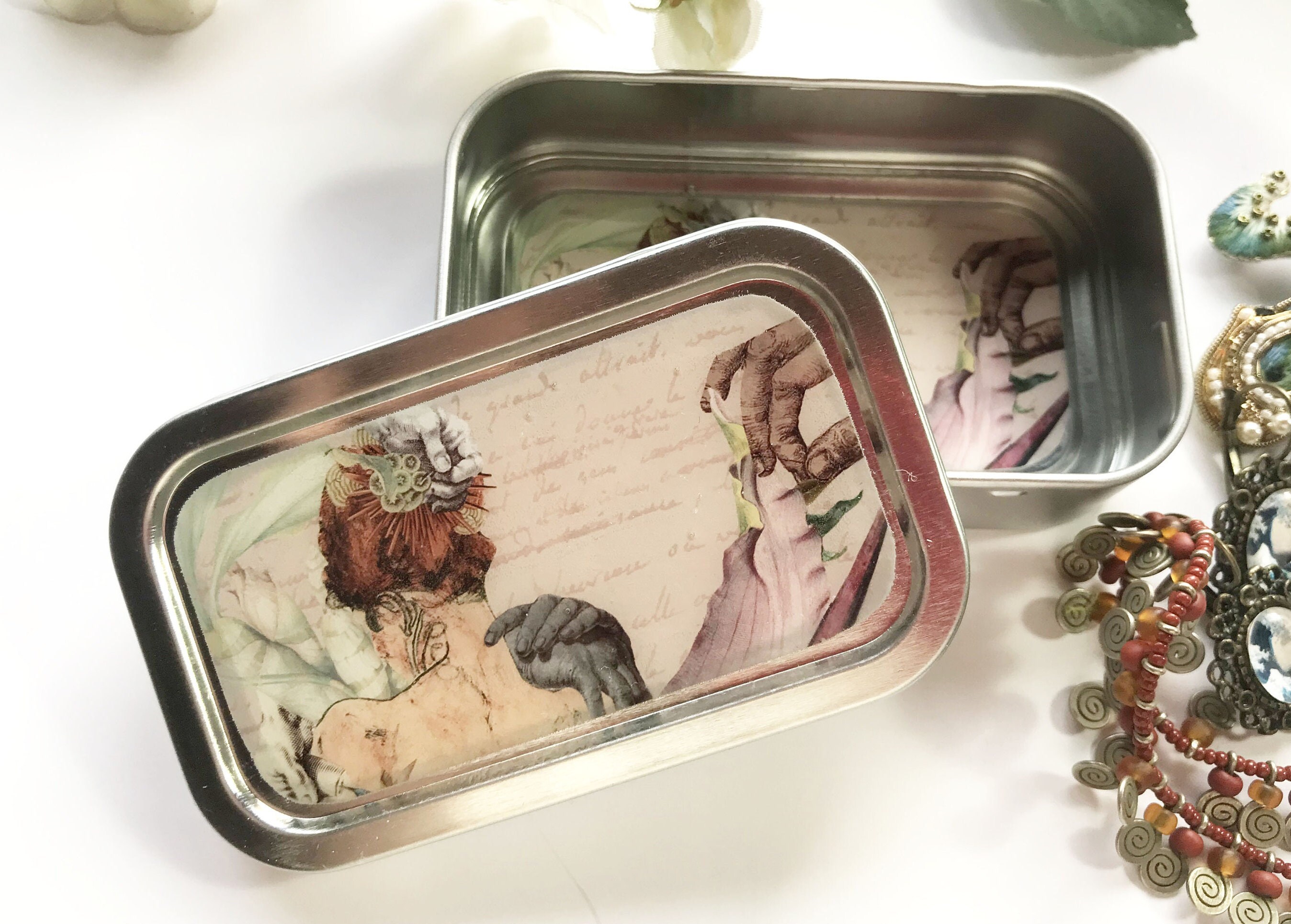 Boite à Secrets Féminins, Une Femme Nue de Dos Ailée, Collage Surréaliste et Onirique, Imagerie Vint