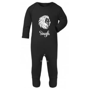 Personalisierte Baby Strampler Südasiatische Indianer Desi Baby Junge Punjabi Gurmukhi Sikh Baby Neugeborene Geschenk Lion Baby Anbauen Singh