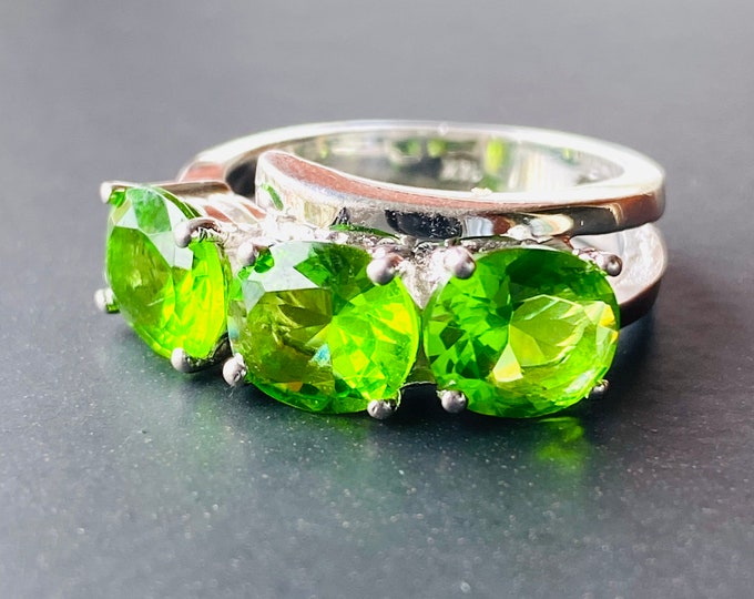 Modern Contemporary Peridot Trilogy 14K Ring