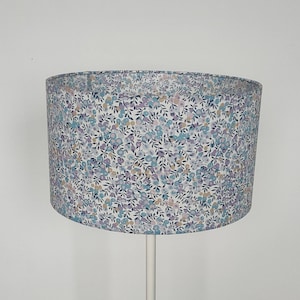 Liberty London Wiltshire Bud Aurore Sweet Pea Lilac Midnight Blue Bedruckter runder Lampenschirm