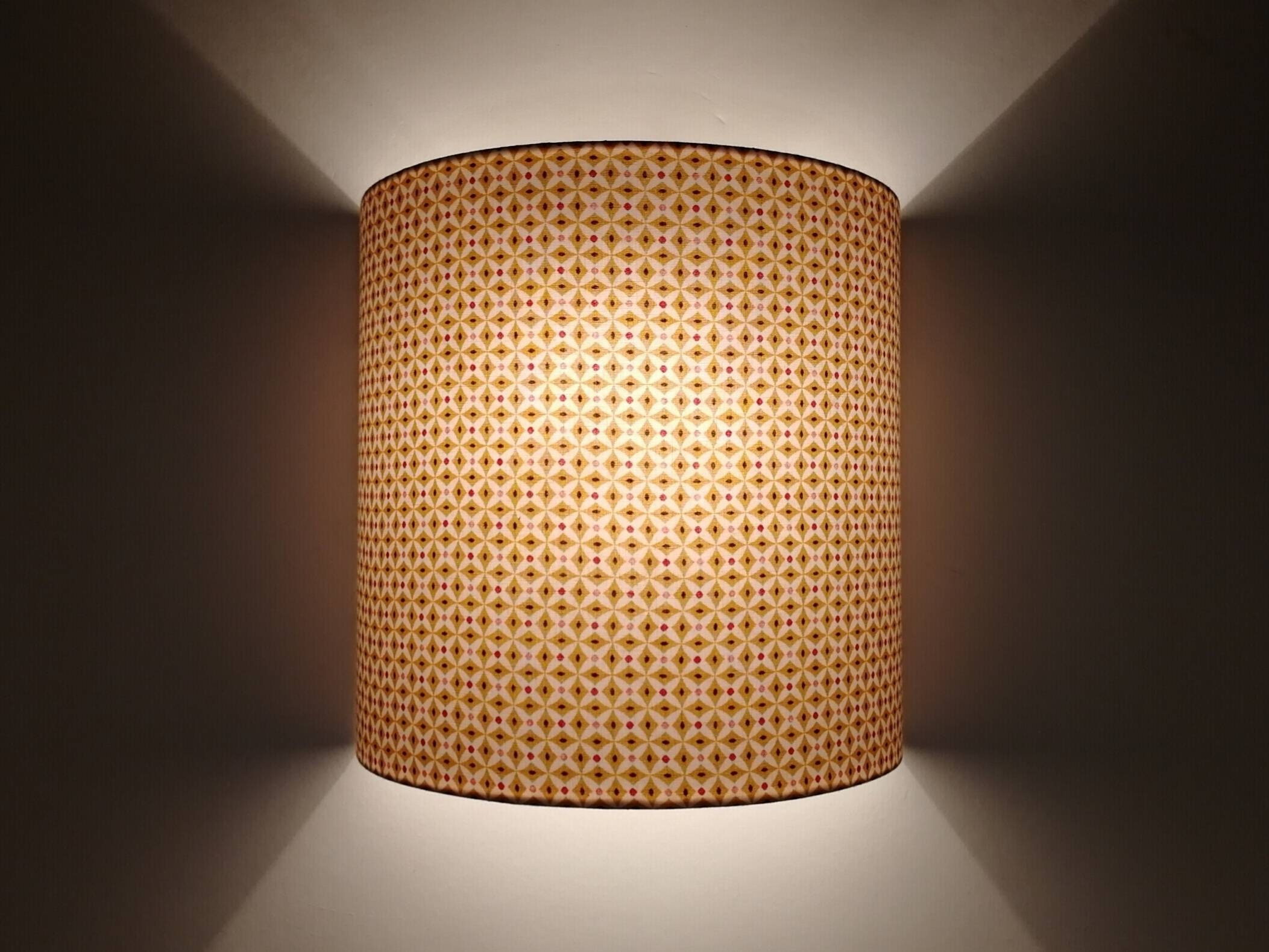 Applique Murale Demi-Cercle Design Tissu Imprimé Arabesque Jaune Moutarde sur Fond Blanc Pour Entrée