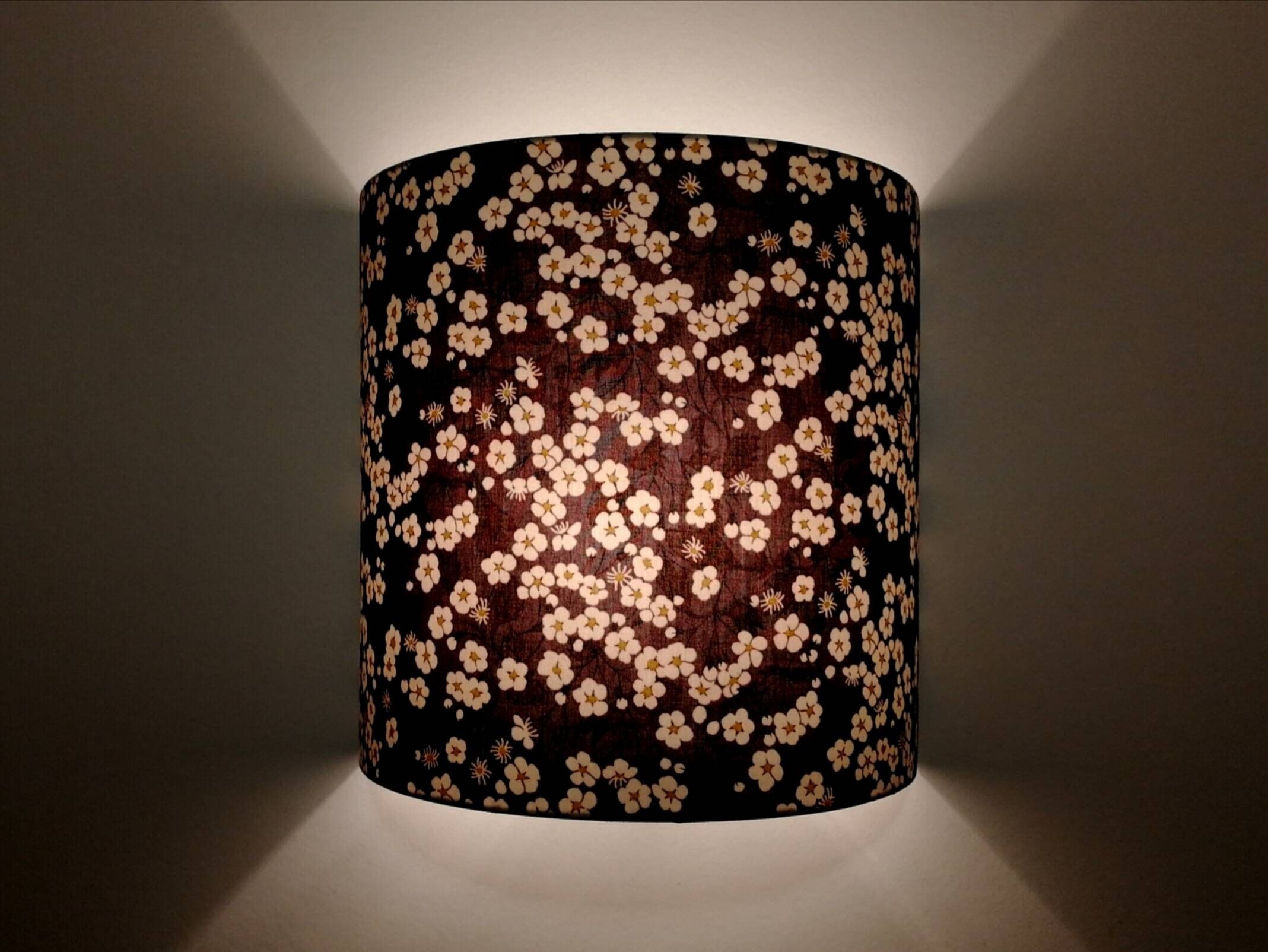 Applique Murale Demi-Cercle Design Tissu Liberty London Mitsi Valeria Gris, Fleurs Blanches Fond Gri