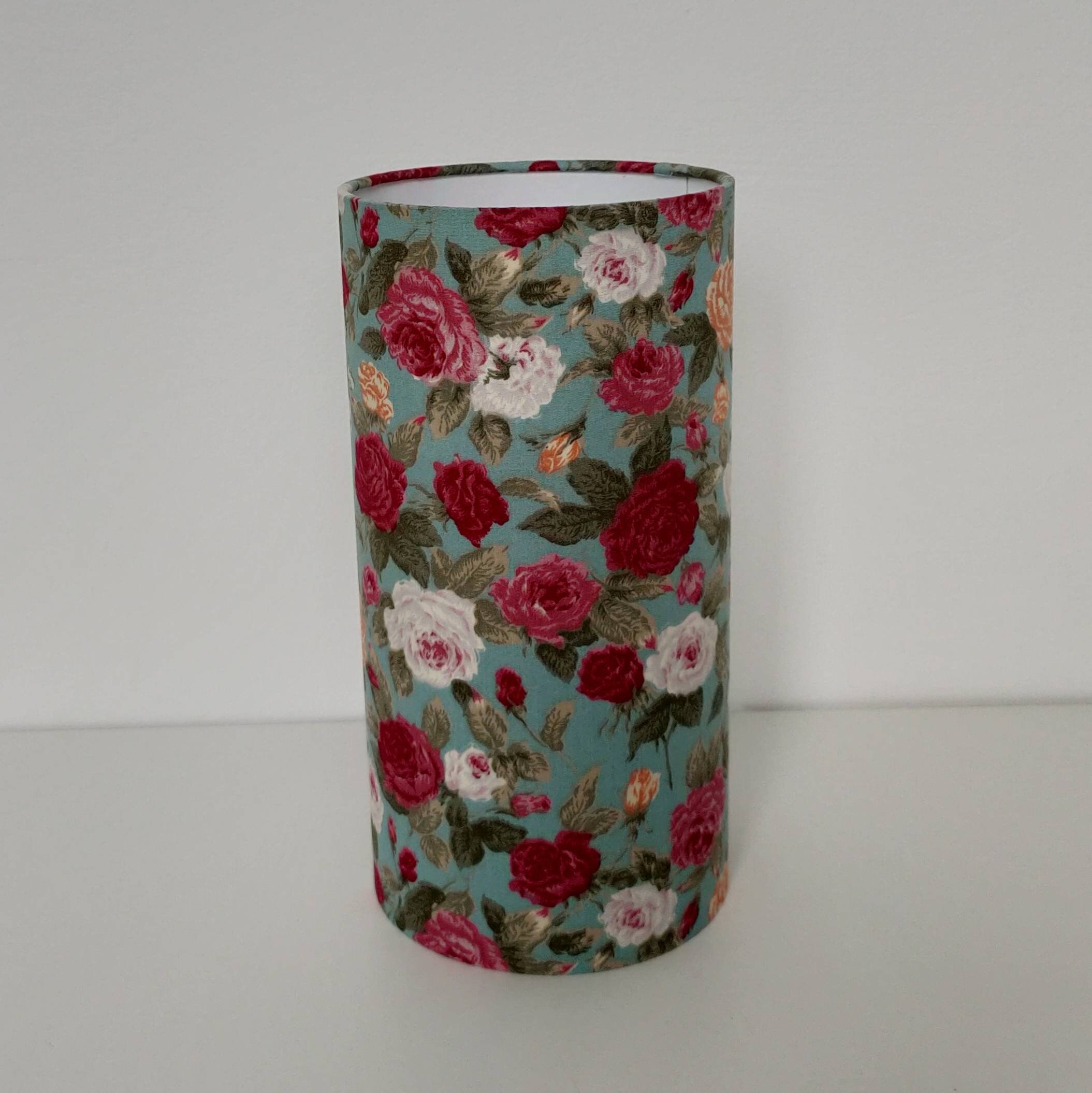 Lampe à Poser Tube Tissu Imprimé Fleurs Roses Romantique sur Fond Bleu Ciel