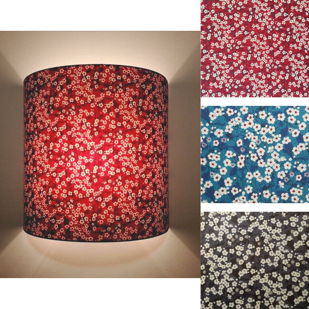 Applique Murale Demi-Cercle Design Liberty London Mitsi Fleurs Blanches sur Fond Rouge Bleu ou Gris 