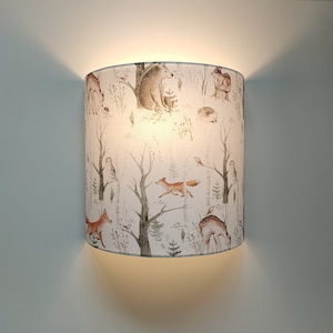Halbkreisförmige Designer-Wandleuchte, bedruckter Stoff mit kleinen Waldtieren für Babys/Kinder fürs Schlafzimmer