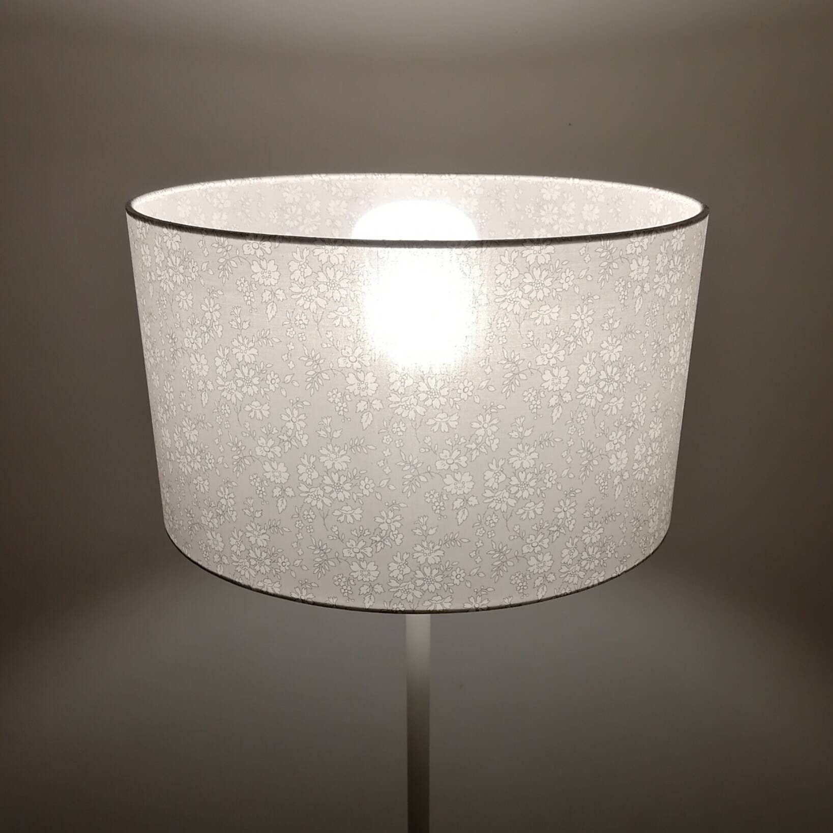 Abat-Jour Rond Imprimé Liberty Fleurs Blanches sur Fond Gris Clair Capel Petit Gris