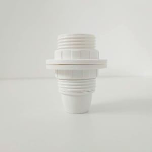 Op de afbeelding: Een witte lamphouder met een schroefdraad aan de bovenkant en een uitlopende basis. De cilindrische behuizing heeft een cirkelvormige flens. Dit eenvoudige, functionele ontwerp is geschikt voor diverse armaturen. Afmetingen in centimeters.