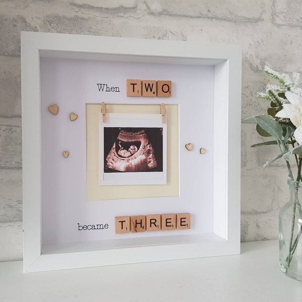 Baby Fotorahmen mit Scrabblesteinen aus Holz, wenn aus zwei drei werden, Geschenk zur Schwangerschaft
