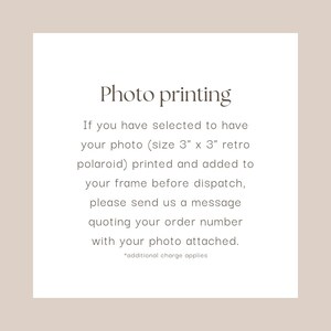 K&ouml;nnte beinhalten: Eine quadratische Karte mit dem Text "Photo printing" in einer Serifenschrift. Der Text darunter erkl&auml;rt den Fotodruckservice f&uuml;r 7,6 cm x 7,6 cm Retro-Polaroids und weist Kunden an, eine Nachricht mit ihrer Bestellnummer und ihrem Foto zu senden.