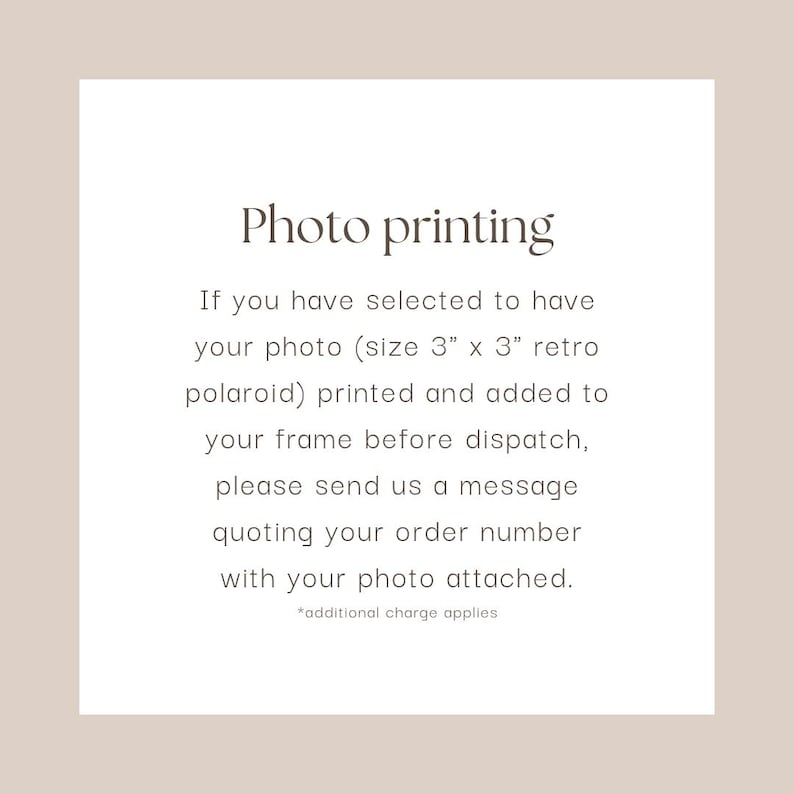 K&ouml;nnte beinhalten: Eine quadratische Karte mit dem Text "Photo printing" in einer Serifenschrift. Der Text darunter erkl&auml;rt den Fotodruckservice f&uuml;r 7,6 cm x 7,6 cm Retro-Polaroids und weist Kunden an, eine Nachricht mit ihrer Bestellnummer und ihrem Foto zu senden.