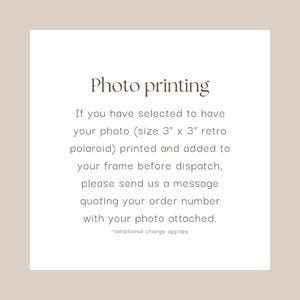 Pu&ograve; includere: Una scheda quadrata con il testo "Photo printing" in un carattere serif. Il testo sottostante spiega il servizio di stampa fotografica per polaroid retr&ograve; da 7,6 cm x 7,6 cm e indica ai clienti di inviare un messaggio con il numero dell'ordine e la foto.