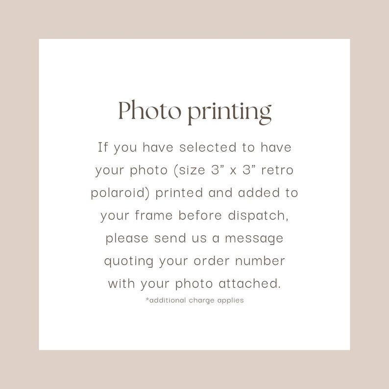 Pu&ograve; includere: Una scheda quadrata con il testo "Photo printing" in un carattere serif. Il testo sottostante spiega il servizio di stampa fotografica per polaroid retr&ograve; da 7,6 cm x 7,6 cm e indica ai clienti di inviare un messaggio con il numero dell'ordine e la foto.