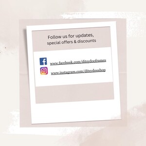 K&ouml;nnte beinhalten: Wei&szlig;er Rahmen im Polaroid-Stil mit dem Text "Follow us for updates, special offers & discounts." Enth&auml;lt Facebook- und Instagram-Symbole mit den Website-Adressen.
