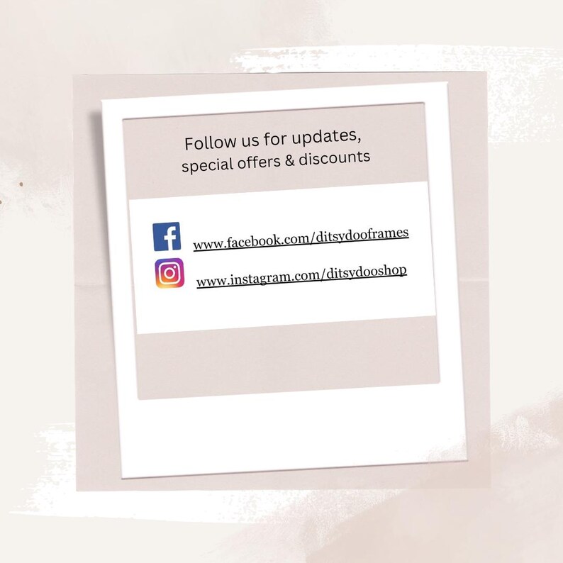 K&ouml;nnte beinhalten: Wei&szlig;er Rahmen im Polaroid-Stil mit dem Text "Follow us for updates, special offers & discounts." Enth&auml;lt Facebook- und Instagram-Symbole mit den Website-Adressen.
