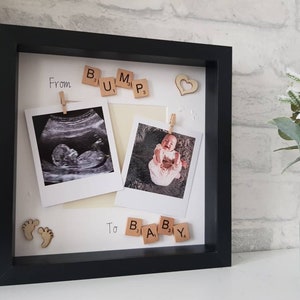 Pu&ograve; includere: Una cornice nera con due foto, un'ecografia e una foto di un bambino. Le lettere di legno compongono le parole "BUMP" e "BABY". Sono inclusi anche un cuore e delle impronte di legno decorativi.