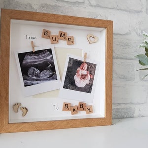 Pu&ograve; includere: Una cornice in legno con due foto, un'ecografia e una di un bambino. Tessere di legno con la scritta "From Bump To Baby". Accenti decorativi a forma di cuore e piedini di bambino in legno completano il design.