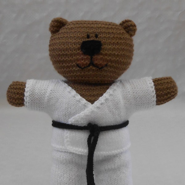 Costume de karaté tricoté pour ours en peluche. Modèle de tricot PDF pour Gi Karate Suit Jacket Pantalon et ceinture Obi Arts martiaux Judo Teakwando