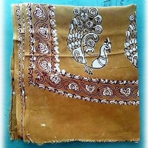 Peut inclure: Une nappe en tissu de coton marron avec un motif de paon blanc et une bordure rouge et blanche.