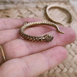 Snake earrings 
golden snake
Boucles d oreilles serpent dorées