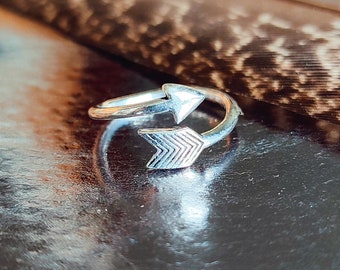 Petite bague flèche- bague boho- petite bague argentée- bague tendance- cadeau pour elle- Tiny arrow ring