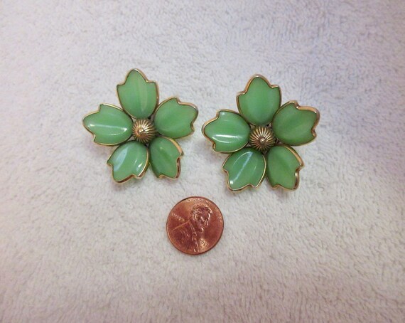 Crown Trifari Green Flower Clip Earrings SIGNED V… - image 2