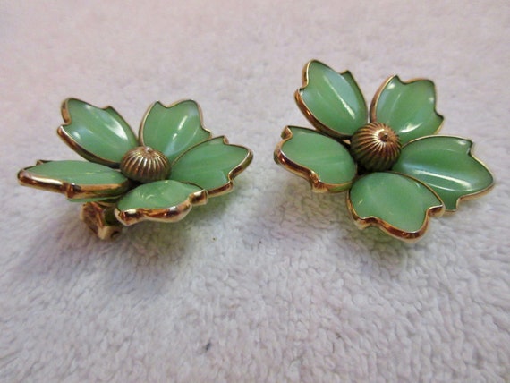 Crown Trifari Green Flower Clip Earrings SIGNED V… - image 6