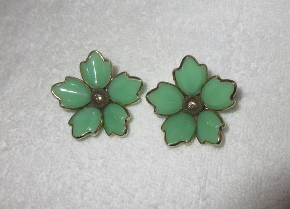 Crown Trifari Green Flower Clip Earrings SIGNED V… - image 8