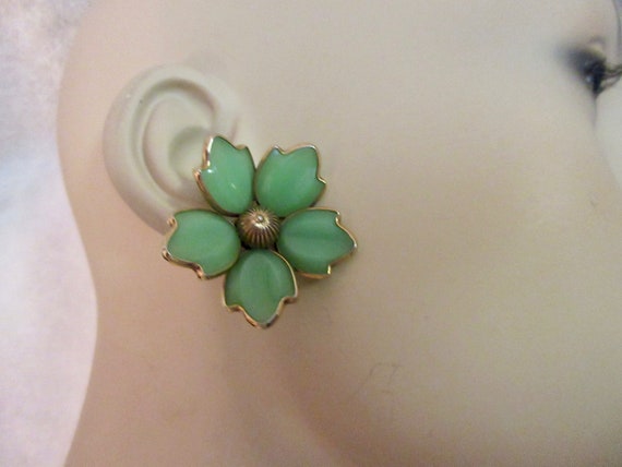 Crown Trifari Green Flower Clip Earrings SIGNED V… - image 3