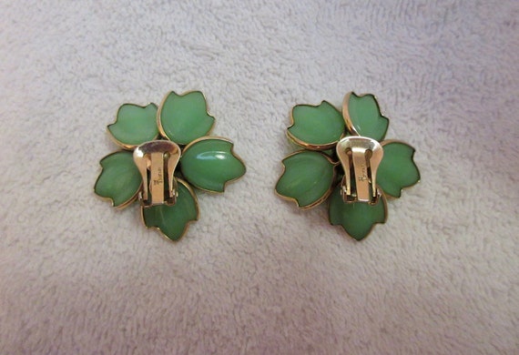 Crown Trifari Green Flower Clip Earrings SIGNED V… - image 9