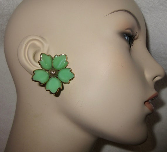 Crown Trifari Green Flower Clip Earrings SIGNED V… - image 5