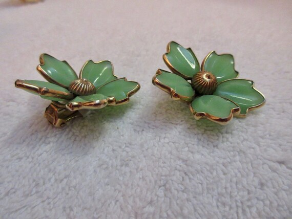 Crown Trifari Green Flower Clip Earrings SIGNED V… - image 4