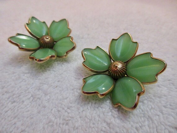 Crown Trifari Green Flower Clip Earrings SIGNED V… - image 7