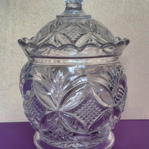 Sugar bowl with Lid Westmoreland EAPG Elite pattern