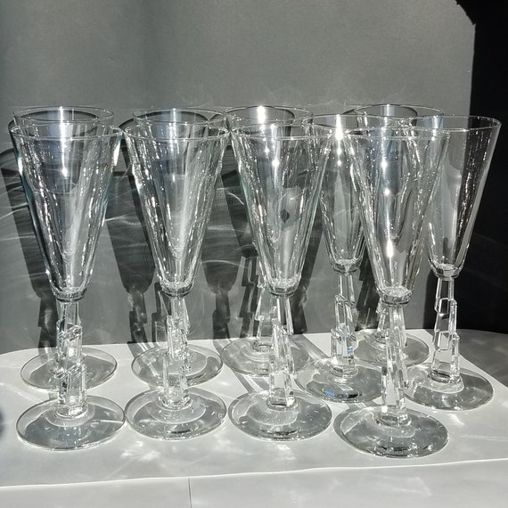 10 champagne glasses