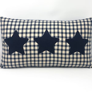 Funda de almohada de cuadros vichy azul marino y crema de 30 x 50 cm, con apliques de 3 estrellas azul marino/índigo y cierre de cremallera (relleno no incluido).