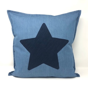 Funda de almohada de mezclilla clara con un apliques de estrella de mezclilla oscura y cierre de cremallera (inserto no incluido) de 18 "x 18"