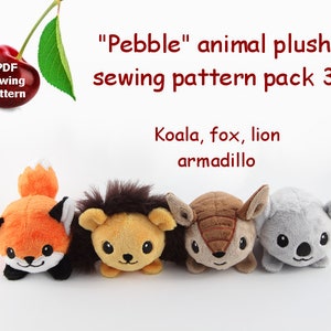 Puede incluir: Un conjunto de cuatro patrones de costura de animales de peluche, que incluyen un koala, un zorro, un león y un armadillo. Los patrones son parte de un paquete de patrones de costura de animales de peluche "Pebble" 3. La imagen incluye una cereza roja con el texto "Patrón de costura PDF" en ella.