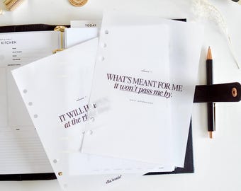 Può includere: Una composizione piatta con un'agenda, una penna, orecchini dorati, un braccialetto, occhiali da sole e trucco. Le pagine dell'agenda mostrano il testo "WHAT'S MEANT FOR ME it won't pass me by" e "IT WILL at the ri".
