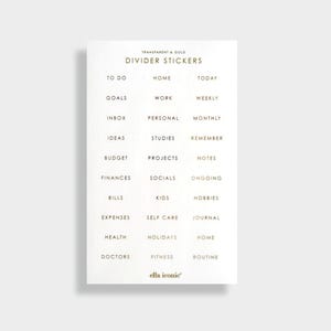 Op de afbeelding: Een witte kaart met gouden tekst met de tekst "Transparent & Gold Divider Stickers". De kaart bevat verschillende categorieën zoals "To Do", "Goals", "Inbox" en "Ideas". De merknaam "ella iconic" staat onderaan.