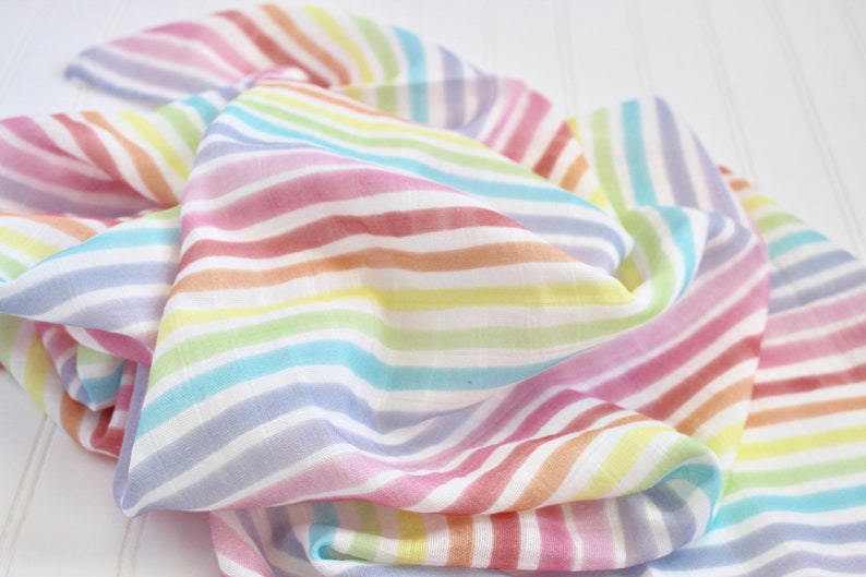 Coperta per bambini fasciato / coperta a strisce arcobaleno / organica / mussola / coperta ricevente / regalo per bambino / bambino arcobaleno / tessuto personalizzato immagine 1