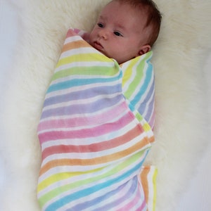 Coperta per bambini fasciato / coperta a strisce arcobaleno / organica / mussola / coperta ricevente / regalo per bambino / bambino arcobaleno / tessuto personalizzato immagine 4