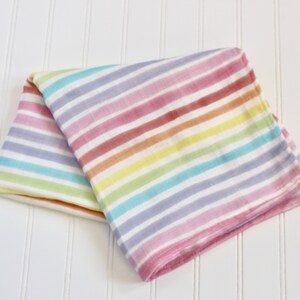 Coperta per bambini fasciato / coperta a strisce arcobaleno / organica / mussola / coperta ricevente / regalo per bambino / bambino arcobaleno / tessuto personalizzato immagine 2