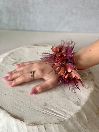 Bouquet Da Polso Sposa In Raso Borgogna – Fiore Con Rose E Perle – Damigella