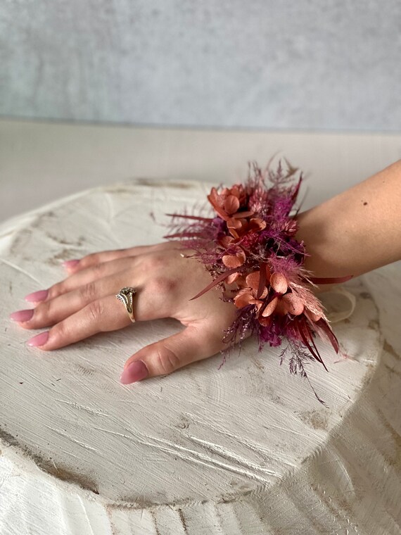 Bouquet Da Polso Sposa In Raso Borgogna – Fiore Con Rose E Perle – Damigella